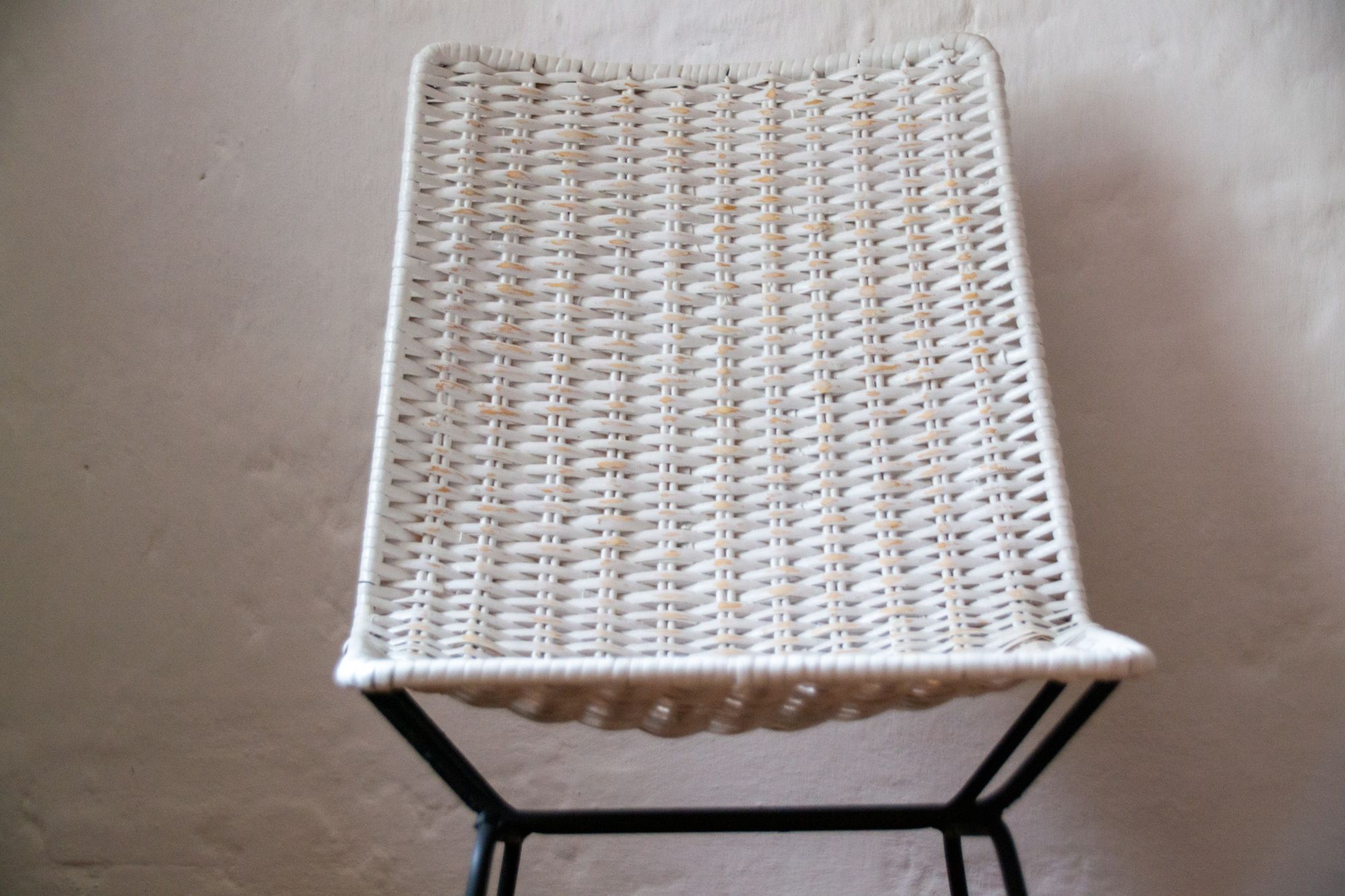 Silla blanca de mimbre